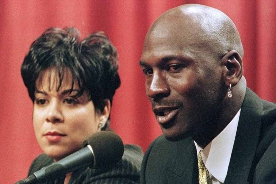 Michael Jordan junto a su ex mujer Juanita Vanoy