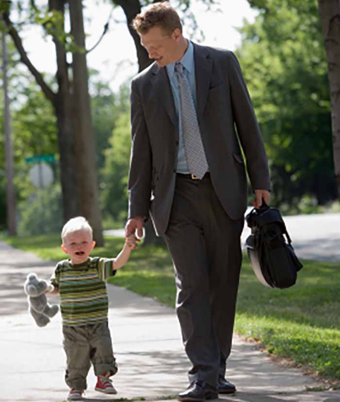 Padre pasea con su hijo pequeño