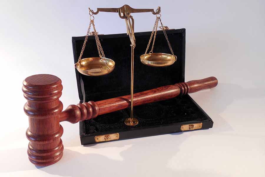 balanza de la justicia y mazo de juez