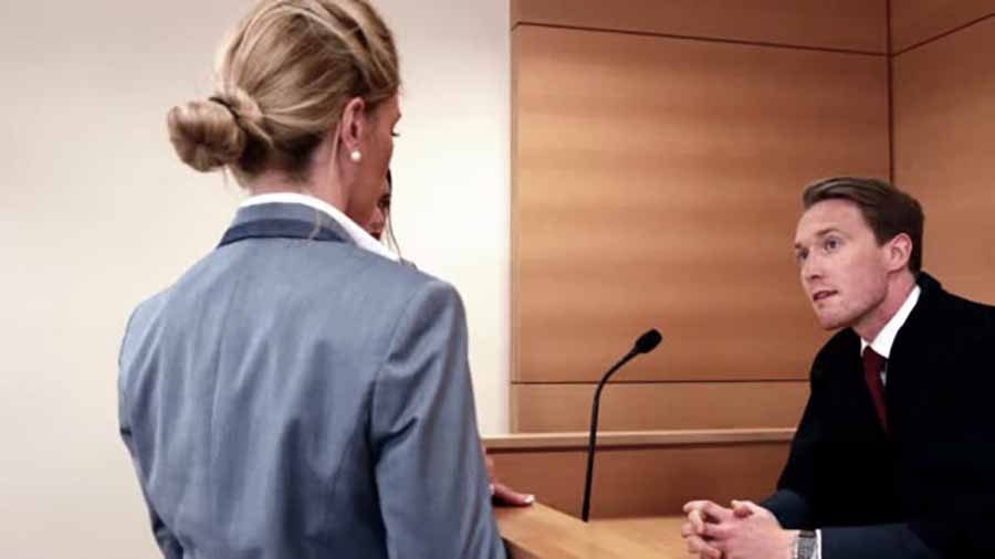abogado habla con el juez en un juicio