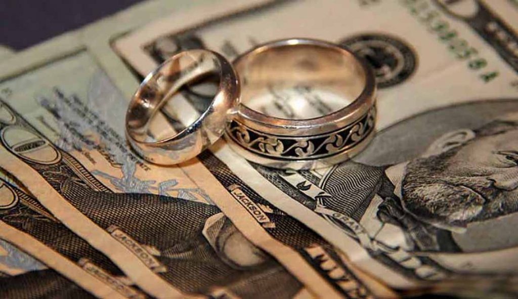 anillos de boda encima de dinero
