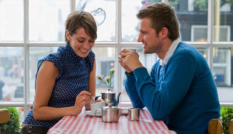 pareja en una primera cita toma un cafe