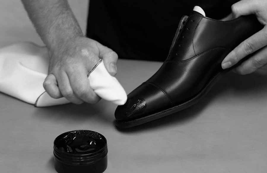 limpieza de zapatos de hombre con betun