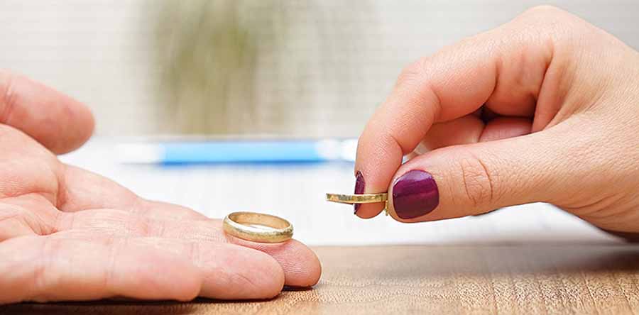 marido y mujer devolviendo los anillos de boda